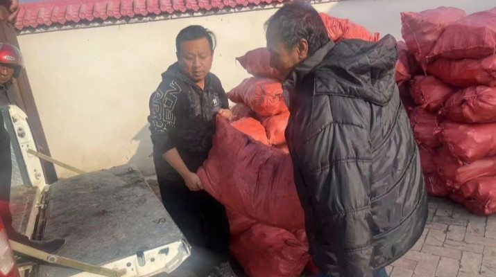 集團(tuán)駐村工作隊(duì)開展“寒冬送溫暖，關(guān)愛暖人心”慰問活動(dòng)